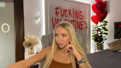 Snapshot of ohmyemma chatting on 02-17-26, 01:13 Emma online show from 02-17-26, 01:13