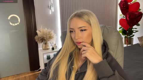 Snapshot of ohmyemma chatting on 02-24-26, 01:14 Emma online show from 02-24-26, 01:14