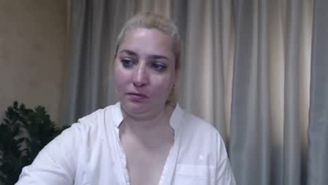 Snapshot of ohsweetiren chatting on 06-11-26, 06:33 Iren online show from 06-11-26, 06:33