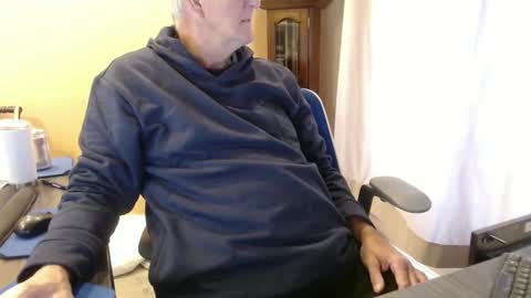 Snapshot of olderandwiser chatting on 12-25-24, 03:38 Older and Wiser online show from 12-25-24, 03:38