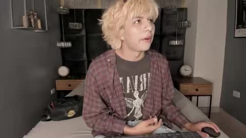 Snapshot of oliiverr22 chatting on 11-11-25, 06:30 oliiverr22 online show from 11-11-25, 06:30