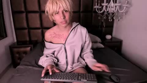 Snapshot of oliiverr22 chatting on 11-15-25, 02:13 oliiverr22 online show from 11-15-25, 02:13