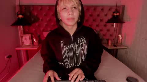 Snapshot of oliiverr22 chatting on 11-29-25, 12:08 oliiverr22 online show from 11-29-25, 12:08