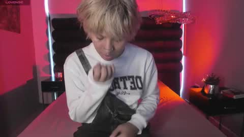 Snapshot of oliiverr22 chatting on 12-04-25, 12:14 oliiverr22 online show from 12-04-25, 12:14