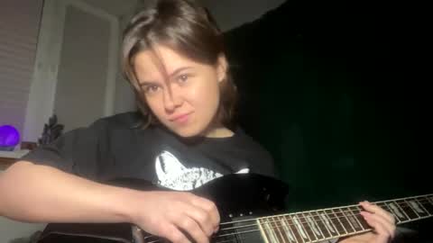 Snapshot of olivepeach chatting on 12-19-24, 05:50 Oil online show from 12-19-24, 05:50