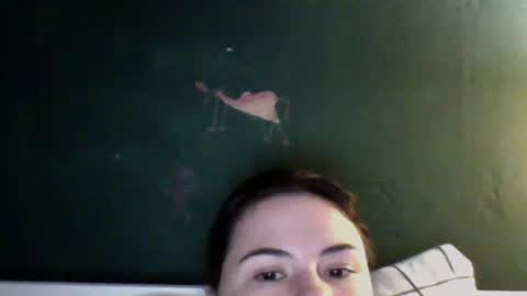 Snapshot of olivepeach chatting on 10-26-25, 03:40 Oil online show from 10-26-25, 03:40