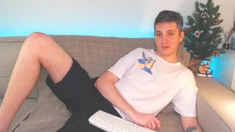 Snapshot of oliver_hort chatting on 12-28-24, 03:48 Oliver online show from 12-28-24, 03:48