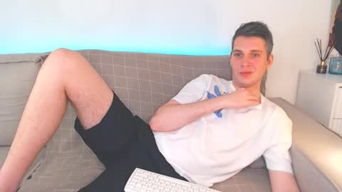 Snapshot of oliver_hort chatting on 02-08-25, 02:05 Oliver online show from 02-08-25, 02:05