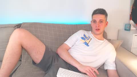 Snapshot of oliver_hort chatting on 02-18-25, 03:32 Oliver online show from 02-18-25, 03:32