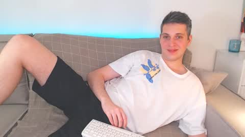 Snapshot of oliver_hort chatting on 03-12-25, 01:40 Oliver online show from 03-12-25, 01:40