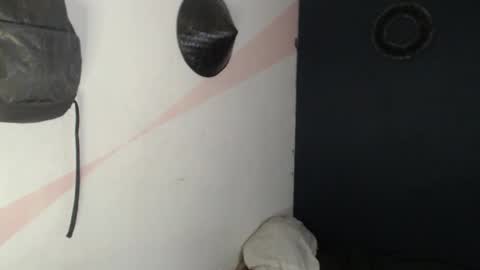 oliver_laid_2023 online show from 12-15-24, 03:24