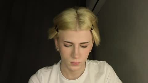 Snapshot of oliver_star_boy chatting on 05-12-26, 06:16 oliver online show from 05-12-26, 06:16