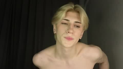 Snapshot of oliver_star_boy chatting on 05-18-26, 04:57 oliver online show from 05-18-26, 04:57