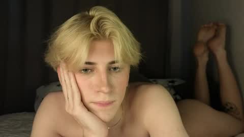 Snapshot of oliver_star_boy chatting on 05-21-26, 02:57 oliver online show from 05-21-26, 02:57