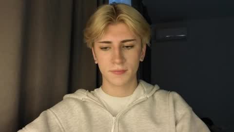 Snapshot of oliver_star_boy chatting on 05-25-26, 12:00 oliver online show from 05-25-26, 12:00