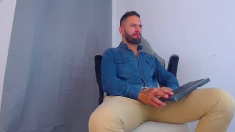 Snapshot of oliverdrew1 chatting on 12-03-24, 12:24 oliver online show from 12-03-24, 12:24