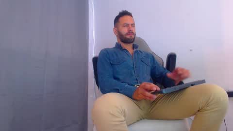 Snapshot of oliverdrew1 chatting on 12-25-24, 08:07 oliver online show from 12-25-24, 08:07