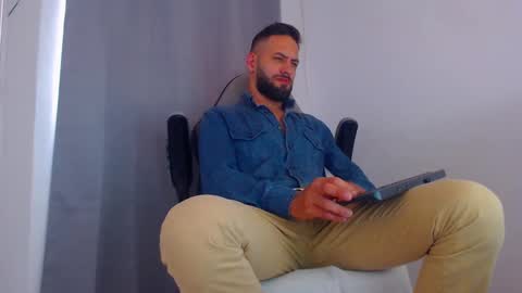 Snapshot of oliverdrew1 chatting on 02-16-25, 09:05 oliver online show from 02-16-25, 09:05