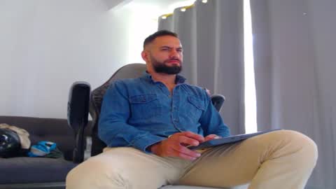 Snapshot of oliverdrew1 chatting on 10-24-25, 04:47 oliver online show from 10-24-25, 04:47