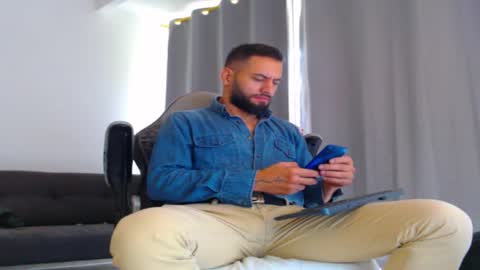 Snapshot of oliverdrew1 chatting on 10-27-25, 02:32 oliver online show from 10-27-25, 02:32