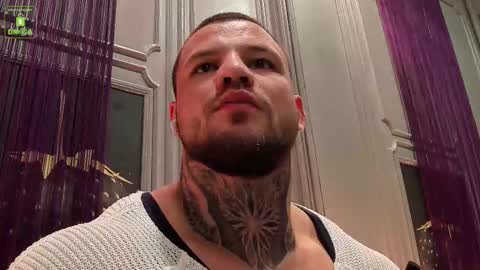 Snapshot of oliversport chatting on 12-15-25, 04:00 OliverSport online show from 12-15-25, 04:00