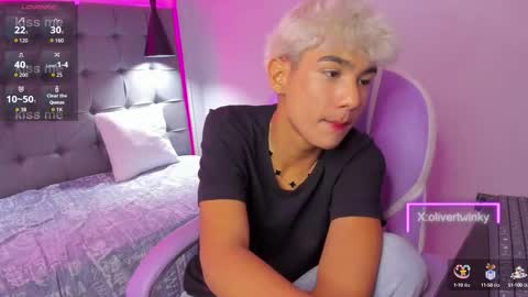 Snapshot of olivertwinky_ chatting on 09-10-25, 04:56 Oliver online show from 09-10-25, 04:56