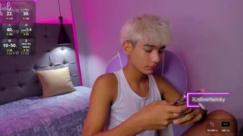 Snapshot of olivertwinky_ chatting on 09-12-25, 04:45 Oliver online show from 09-12-25, 04:45