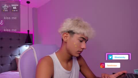 Snapshot of olivertwinky_ chatting on 09-29-25, 01:38 Oliver online show from 09-29-25, 01:38