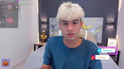 Snapshot of olivertwinky_ chatting on 10-04-25, 02:37 Oliver online show from 10-04-25, 02:37