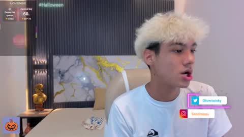 Snapshot of olivertwinky_ chatting on 10-15-25, 09:59 Oliver online show from 10-15-25, 09:59