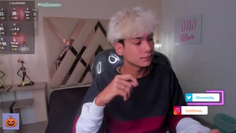 Snapshot of olivertwinky_ chatting on 10-16-25, 02:18 Oliver online show from 10-16-25, 02:18