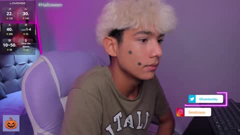Snapshot of olivertwinky_ chatting on 10-17-25, 11:29 Oliver online show from 10-17-25, 11:29