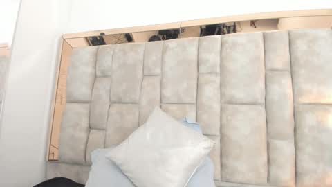 Olivia Evangelista online show from 02-11-25, 06:40