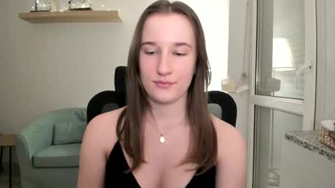 Snapshot of oliviaaa2003 chatting on 12-15-24, 09:09 Oliwiaa2004 online show from 12-15-24, 09:09