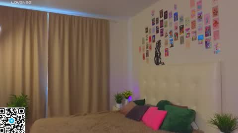 Snapshot of oliviabr0wn chatting on 10-18-25, 02:14 Olivia online show from 10-18-25, 02:14