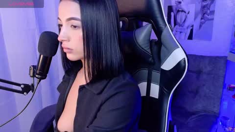 Olivia Mcneill  online show from 03-07-25, 03:19