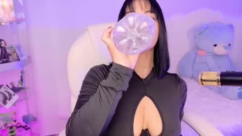 Olivia Mcneill  online show from 10-11-25, 08:18