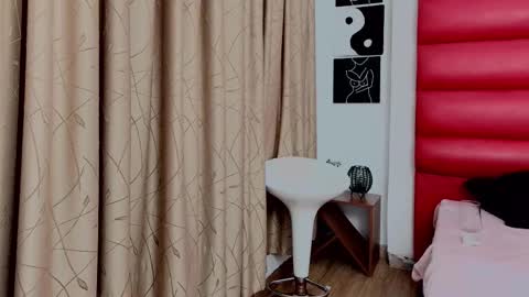 Snapshot of oliviamonroe18x chatting on 11-20-25, 04:56 OliviaMonroe online show from 11-20-25, 04:56