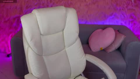 Snapshot of oliviamoore_ chatting on 05-15-26, 06:09 Olivia online show from 05-15-26, 06:09