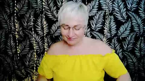 Snapshot of oliviaoskar_ chatting on 05-11-26, 02:45 Kelly online show from 05-11-26, 02:45