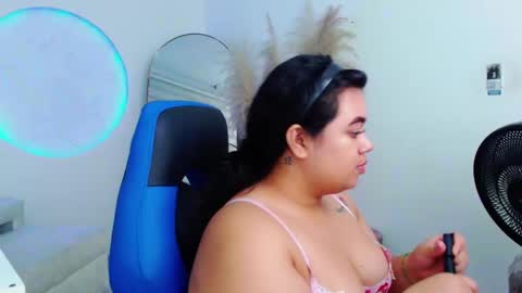 Snapshot of oliviia_cute chatting on 10-25-25, 05:37 oliviia_cute online show from 10-25-25, 05:37