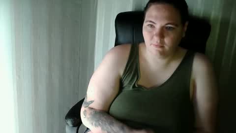 Snapshot of olyaandnetty chatting on 11-12-25, 02:56 OlyaAndNetty online show from 11-12-25, 02:56