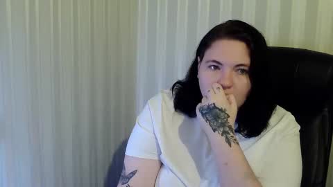 Snapshot of olyaandnetty chatting on 11-13-25, 05:56 OlyaAndNetty online show from 11-13-25, 05:56