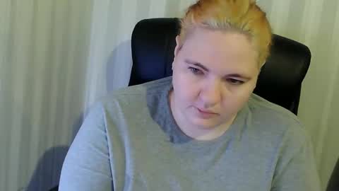 Snapshot of olyaandnetty chatting on 12-19-25, 03:08 OlyaAndNetty online show from 12-19-25, 03:08