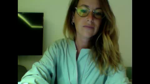 olyra11 online show from 10-26-25, 09:42