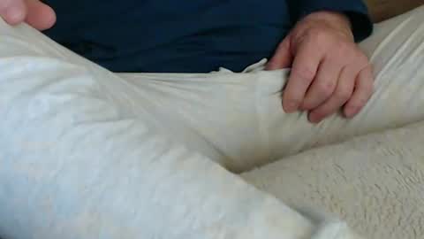 Snapshot of onehanglow chatting on 02-16-25, 06:10 Butch online show from 02-16-25, 06:10