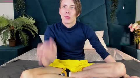 Snapshot of only_eric chatting on 03-09-25, 04:22 Erick  online show from 03-09-25, 04:22