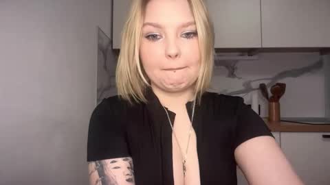 Snapshot of opheliaritz chatting on 12-13-25, 07:53 Ophelia online show from 12-13-25, 07:53