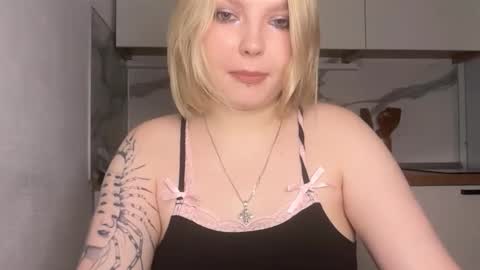 Snapshot of opheliaritz chatting on 12-15-25, 05:17 Ophelia online show from 12-15-25, 05:17