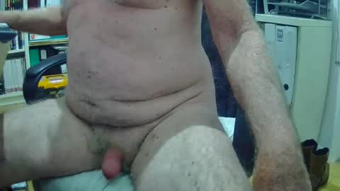 Snapshot of oren57 chatting on 01-01-25, 09:41 oren online show from 01-01-25, 09:41